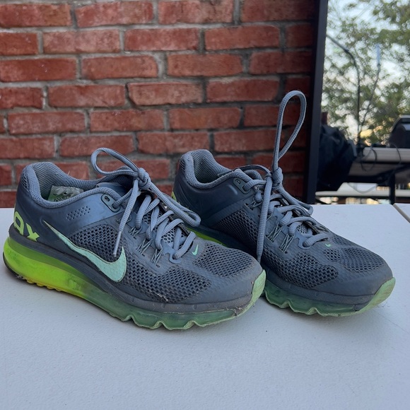 Nike sneakers size 6 - Picture 2 of 2